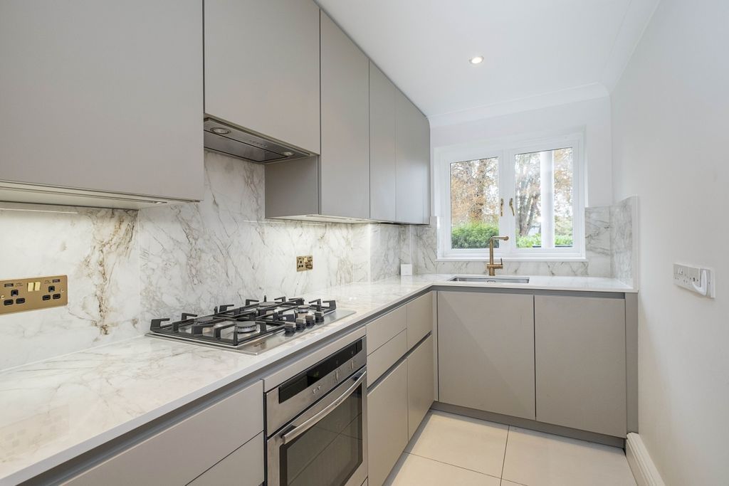 Property photo 3 of 10 2-Bowater-House-1...