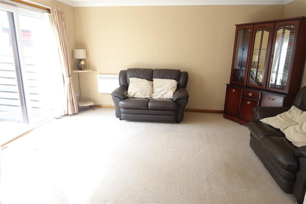 Property photo 2 of 15 Lounge