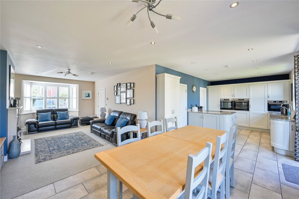 Property photo 2 of 40 Picture No. 11