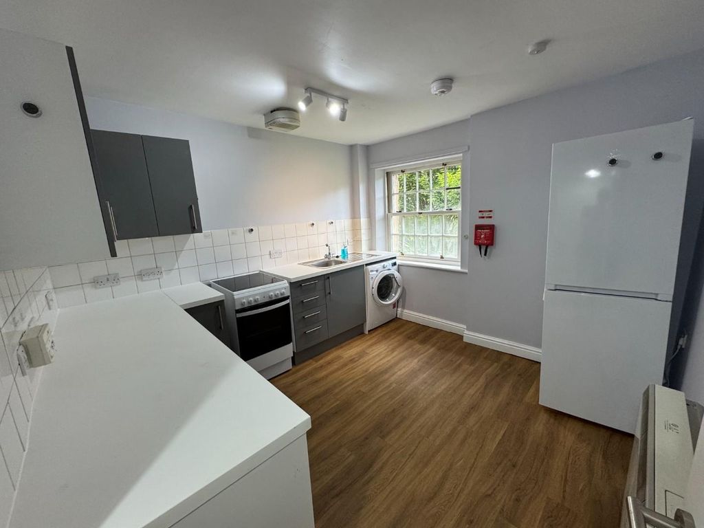 Property photo 1 of 9 Kitchen