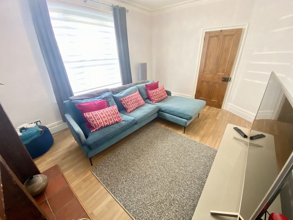 Property photo 3 of 22 Lounge
