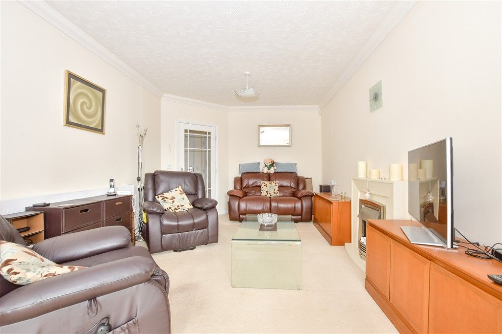 Property photo 3 of 8 Lounge