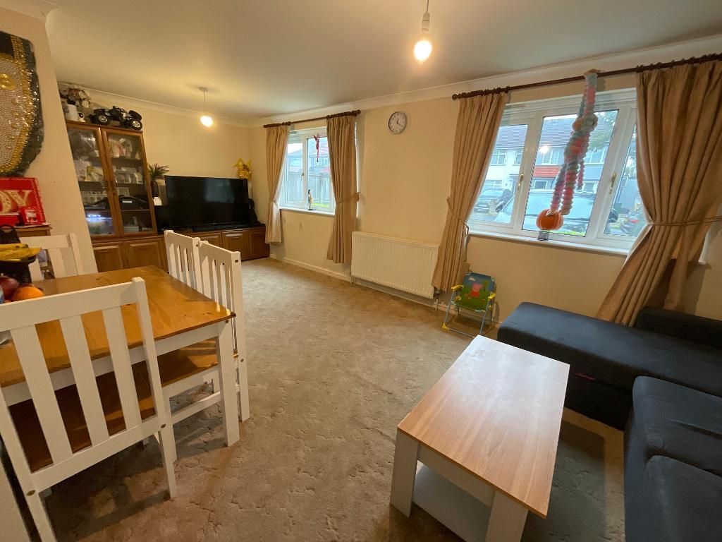 Property photo 2 of 12 Living Room 20'8 x 10'6