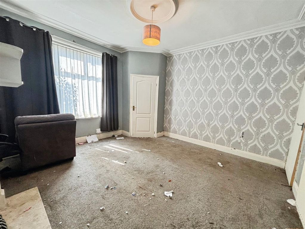 Property photo 3 of 13 Lounge