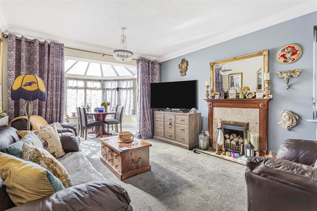 Property photo 2 of 17 Wickets Living.Jpg