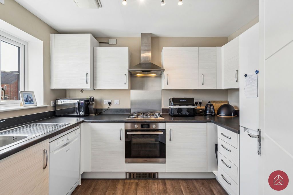 Property photo 3 of 18 Kitchen