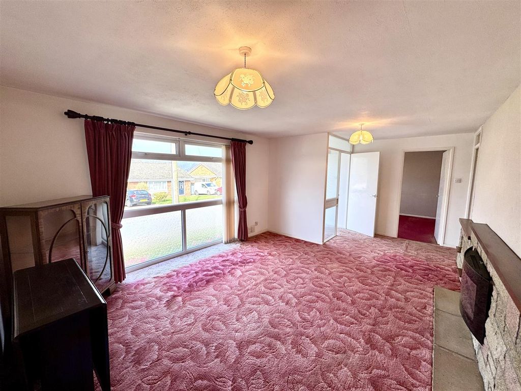 Property photo 3 of 17 Lounge