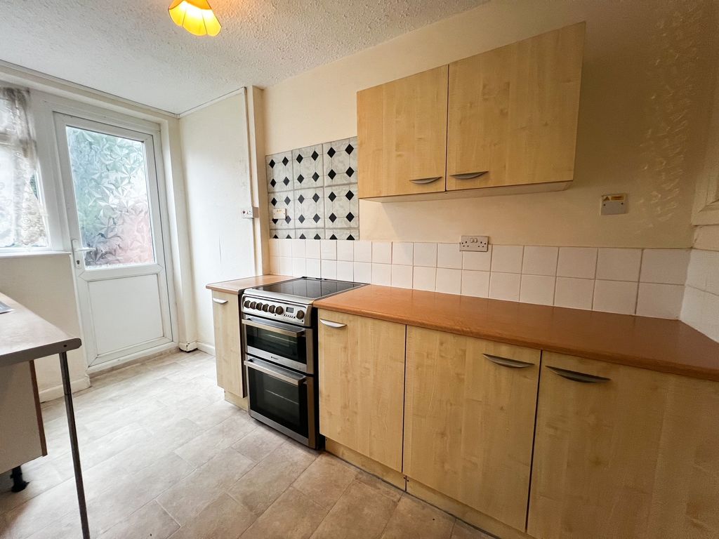 Property photo 3 of 6 Kitchen