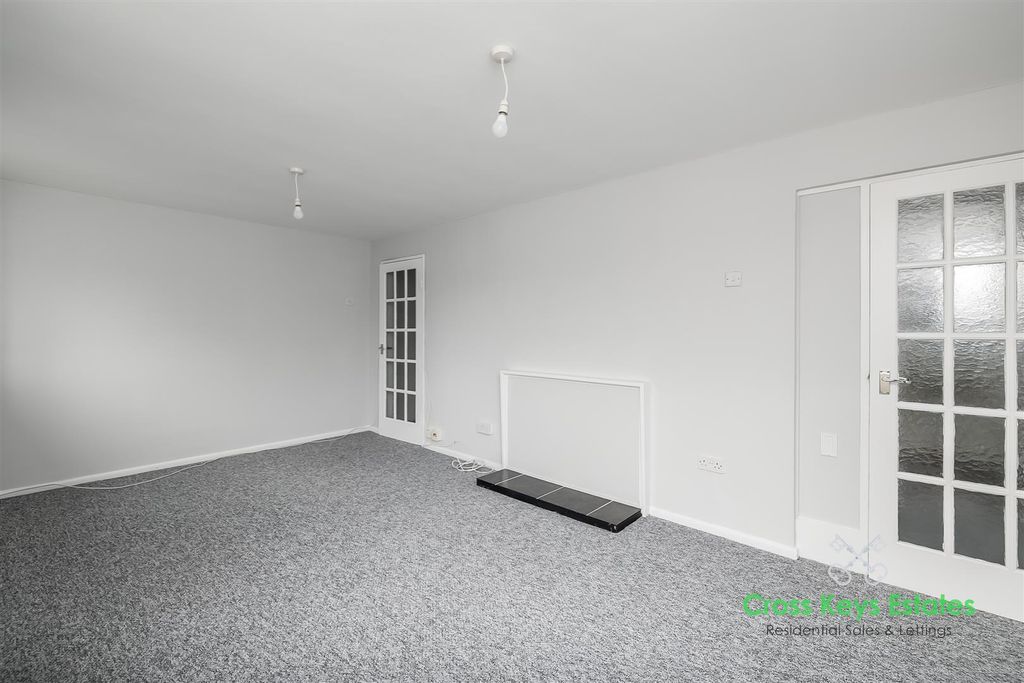 Property photo 3 of 15 Lounge