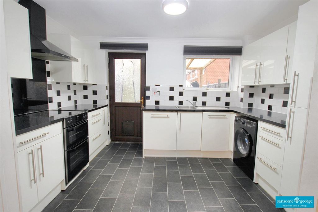 Property photo 2 of 11 Kitchen