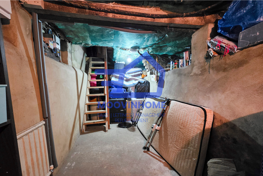 Property photo 3 of 14 Garage