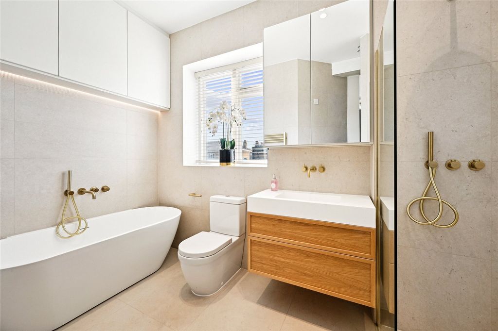 Property photo 2 of 16 Family Bathroom