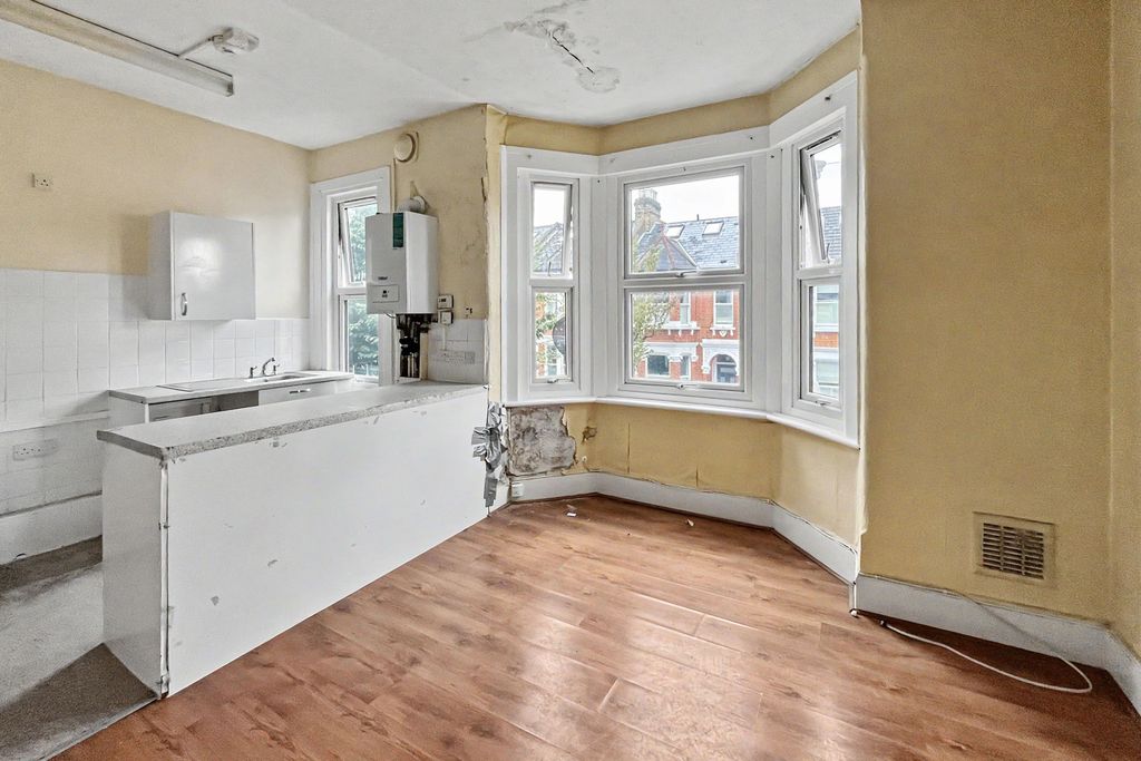 Property photo 3 of 10 16c Gosberton Road, Balham, London Sw12 8Lf