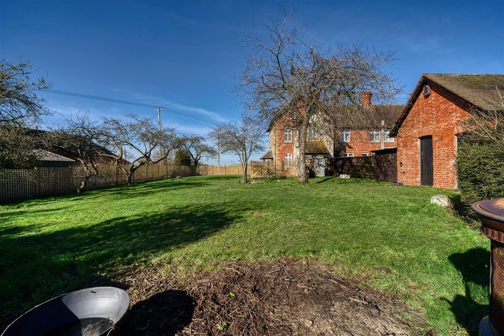 Property photo 3 of 12 Garden