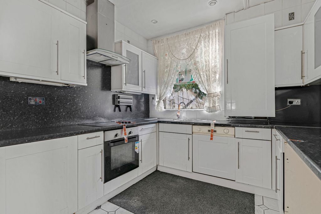 Property photo 3 of 23 Kitchen