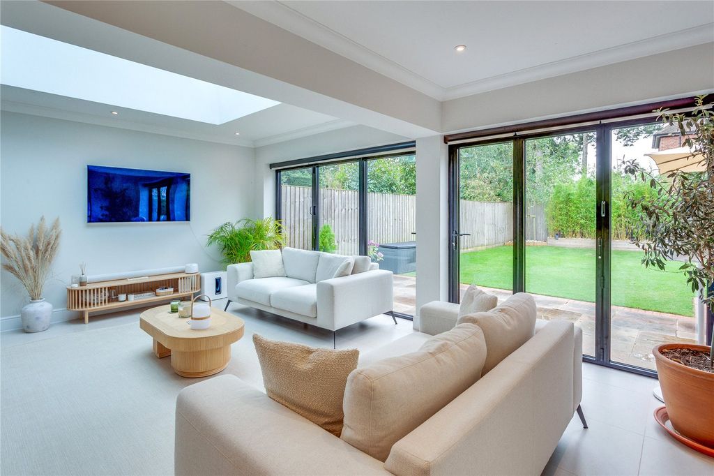 Property photo 3 of 17 Living Room