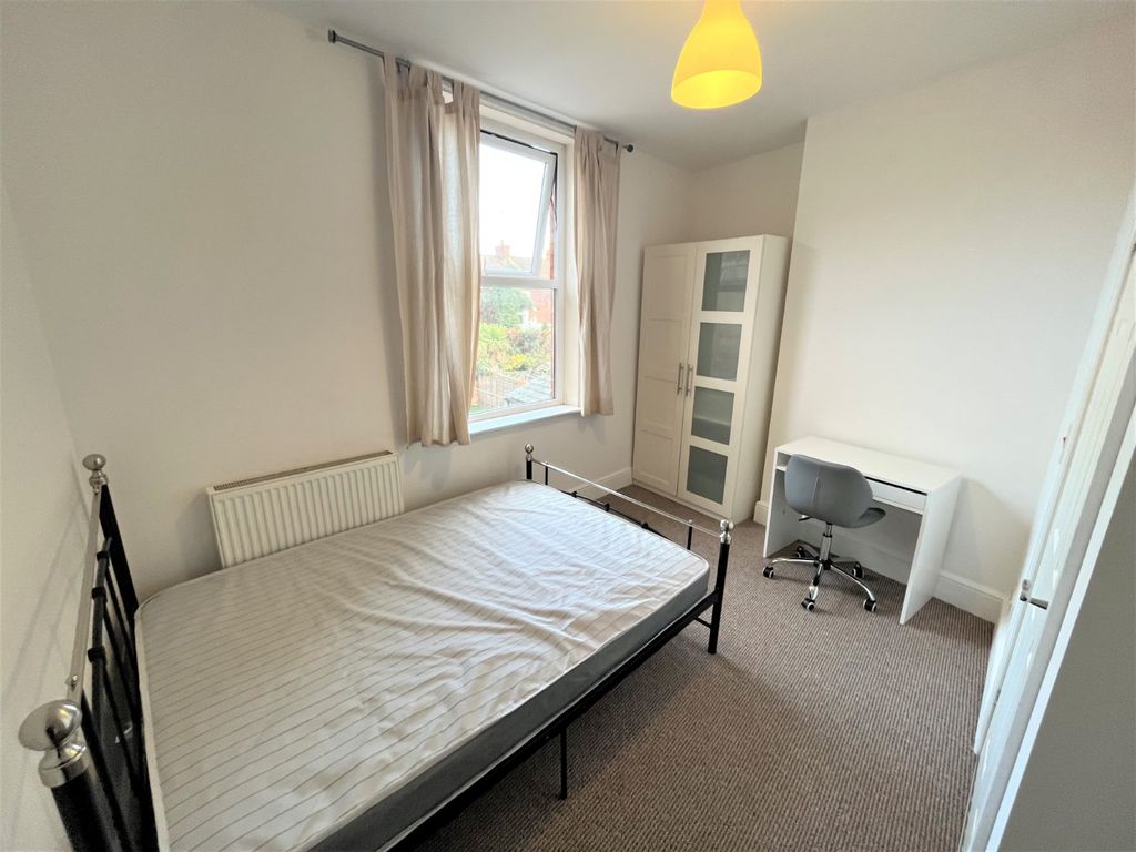 Property photo 2 of 9 Bedroom