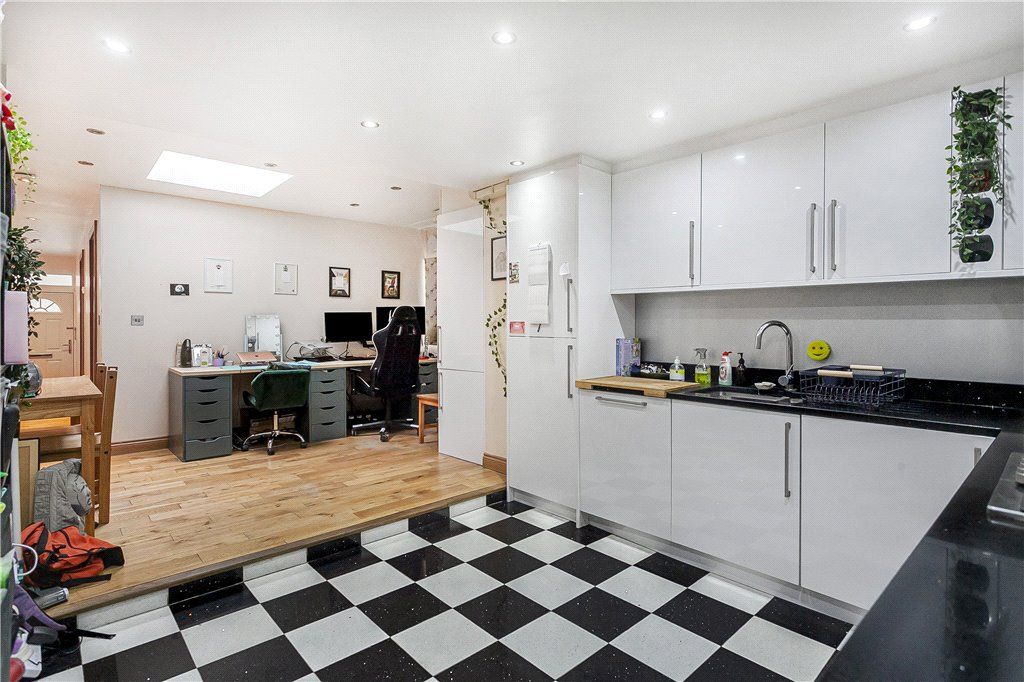 Property photo 3 of 9 Kitchen/Lounge