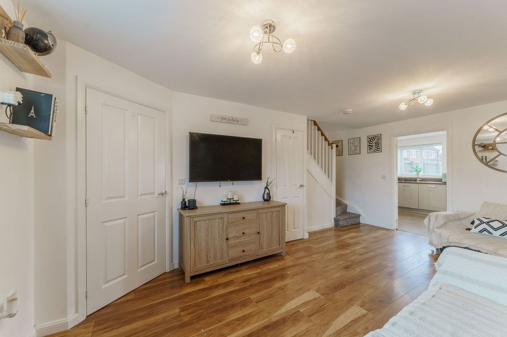 Property photo 2 of 28