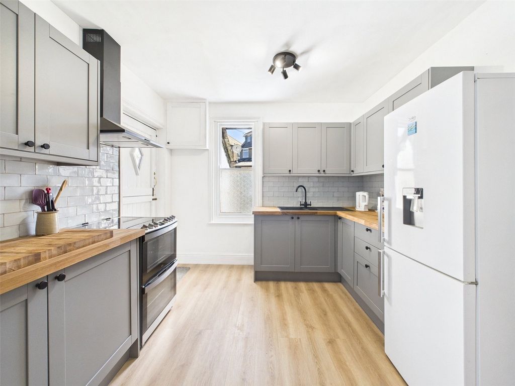 Property photo 3 of 17 Kitchen