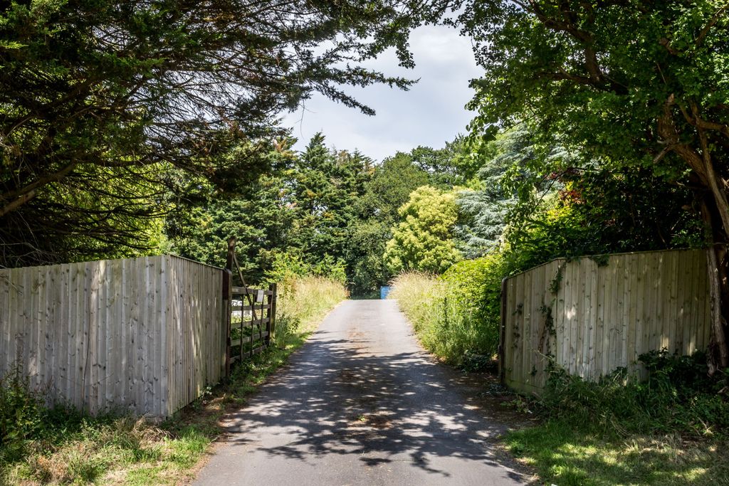 Property photo 2 of 8 House. Partnership