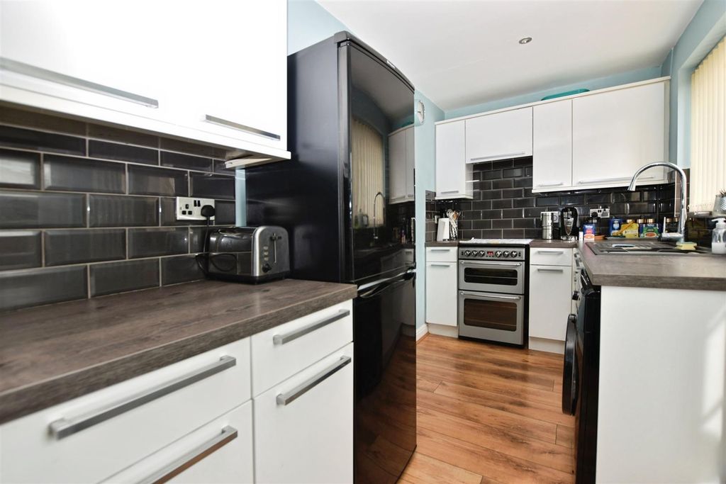 Property photo 3 of 14 Kitchen