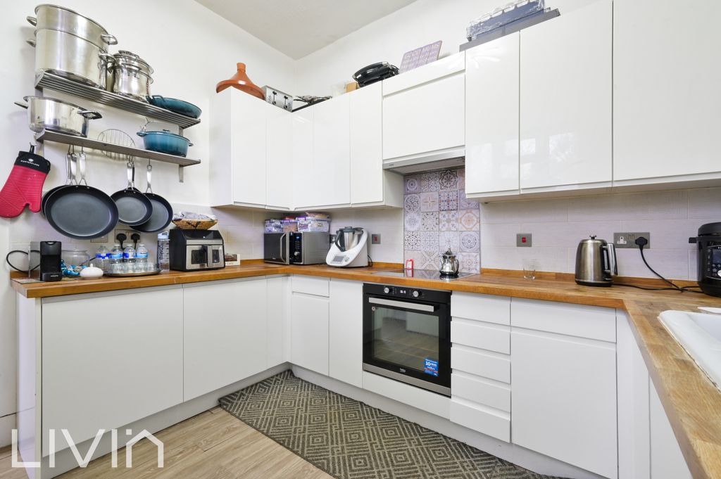 Property photo 3 of 16 Photo 6