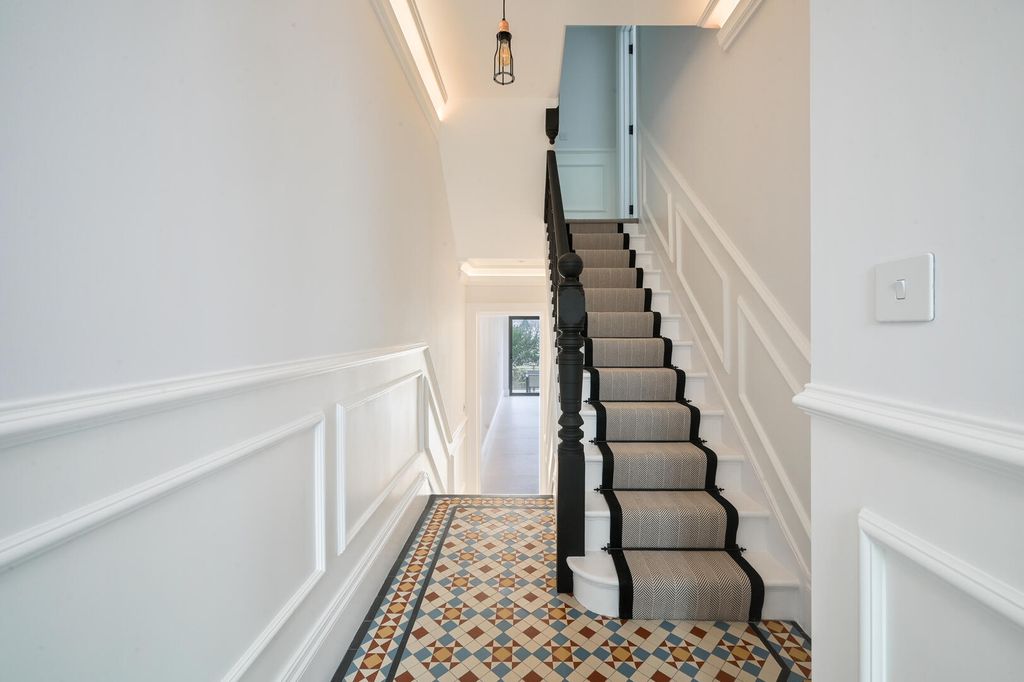 Property photo 2 of 23 Hallway