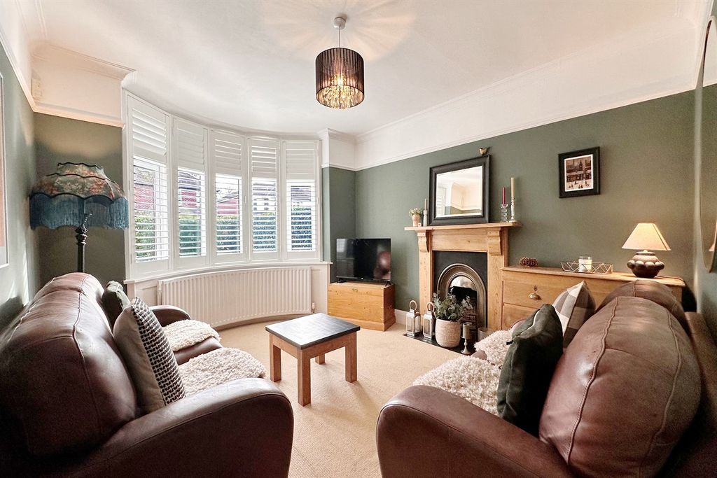 Property photo 2 of 31 Lounge