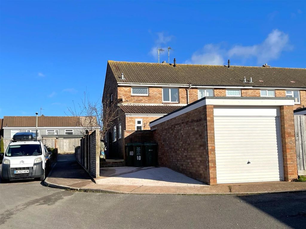 Property photo 3 of 30 Garage & Parking Space