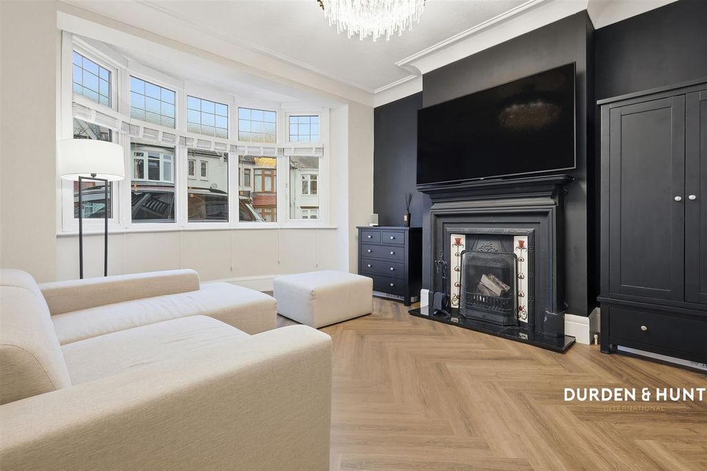 Property photo 2 of 27 Lord Roberts Avenue