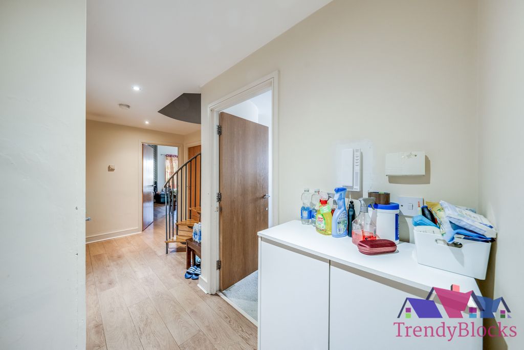Property photo 1 of 32