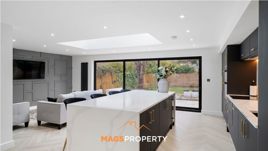 Property photo 3 of 31