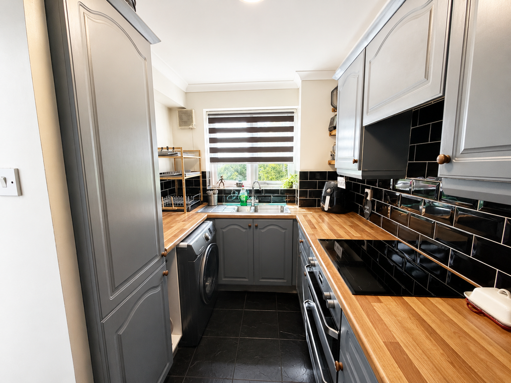 Property photo 3 of 10 Kitchen
