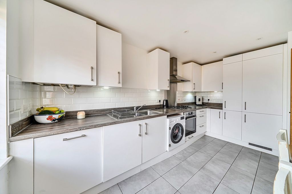 Property photo 3 of 11 Kitchen