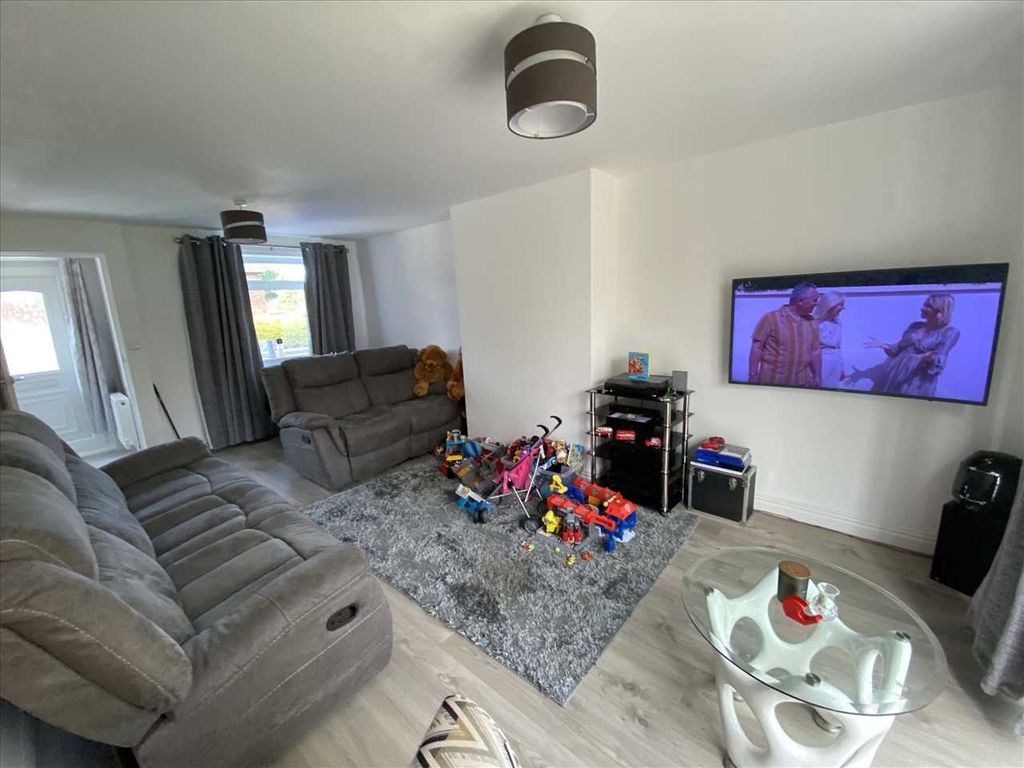 Property photo 2 of 11 Lounge: