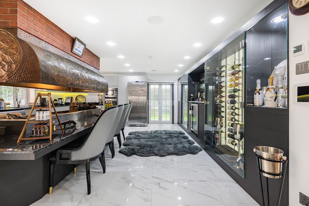 Property photo 2 of 35