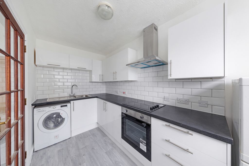 Property photo 2 of 11 Kitchen