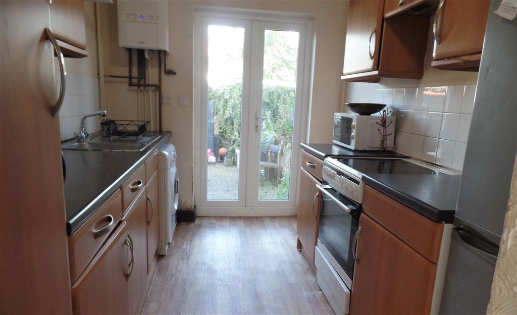 Property photo 2 of 16 Kitchen Lh.Jpg