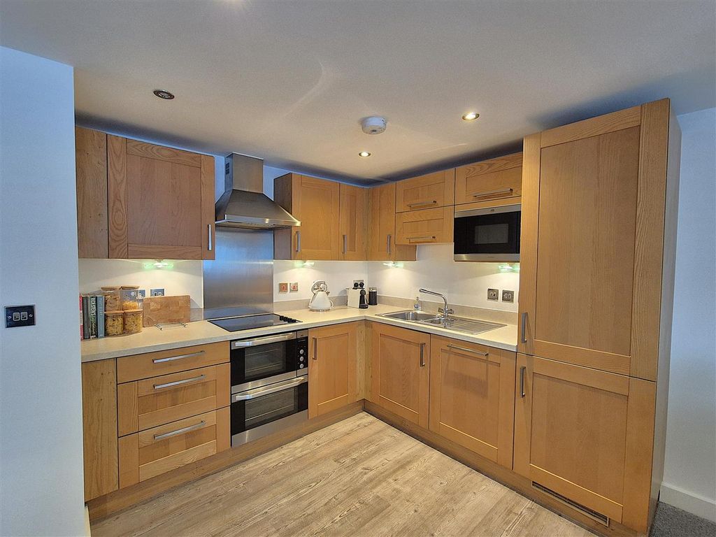 Property photo 3 of 16 Kitchen