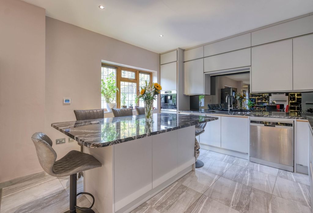 Property photo 2 of 40