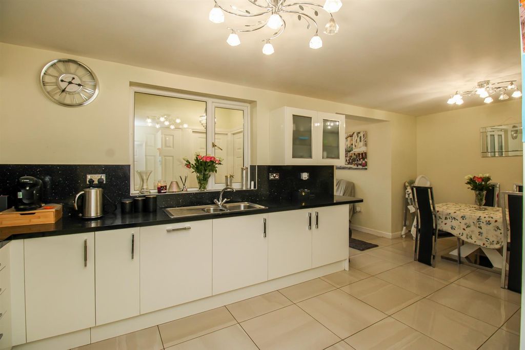 Property photo 3 of 14 Kitchen Diner
