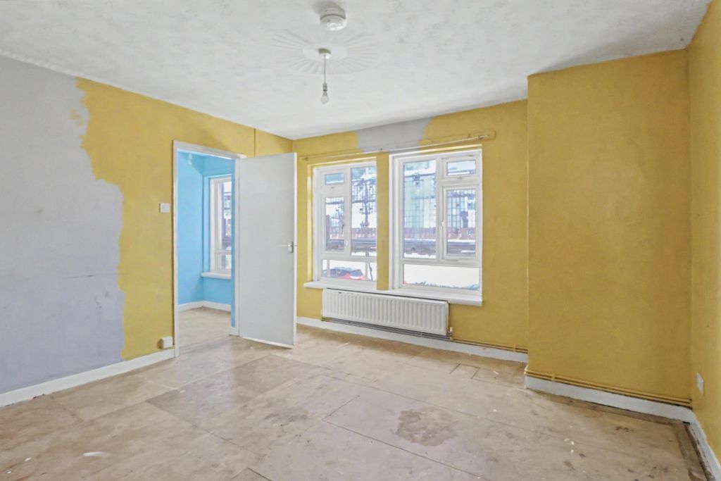 Property photo 2 of 19 33 East Weare Road, Portland, Dorset, DT5 1Es