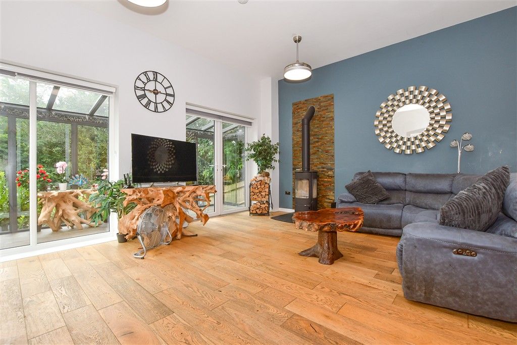 Property photo 3 of 11 Kitchen/Lounge