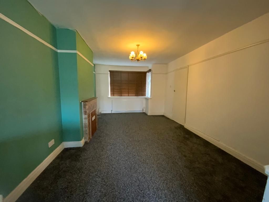 Property photo 3 of 16 Living Room 17'10 x 11'1