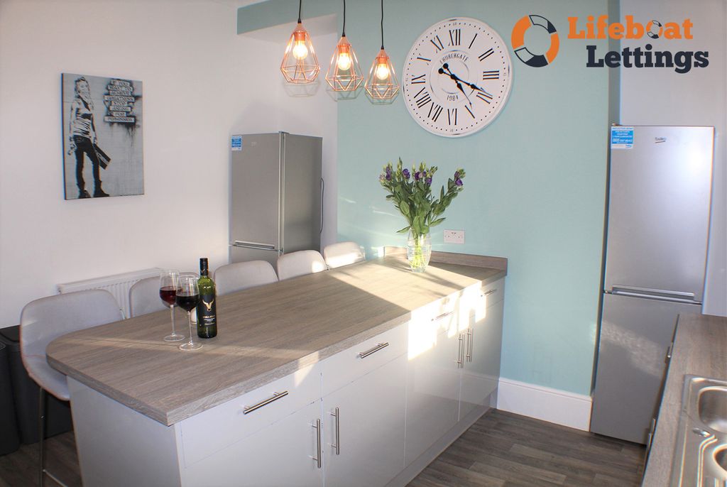 Property photo 3 of 4 Shared Kitchen Diner B