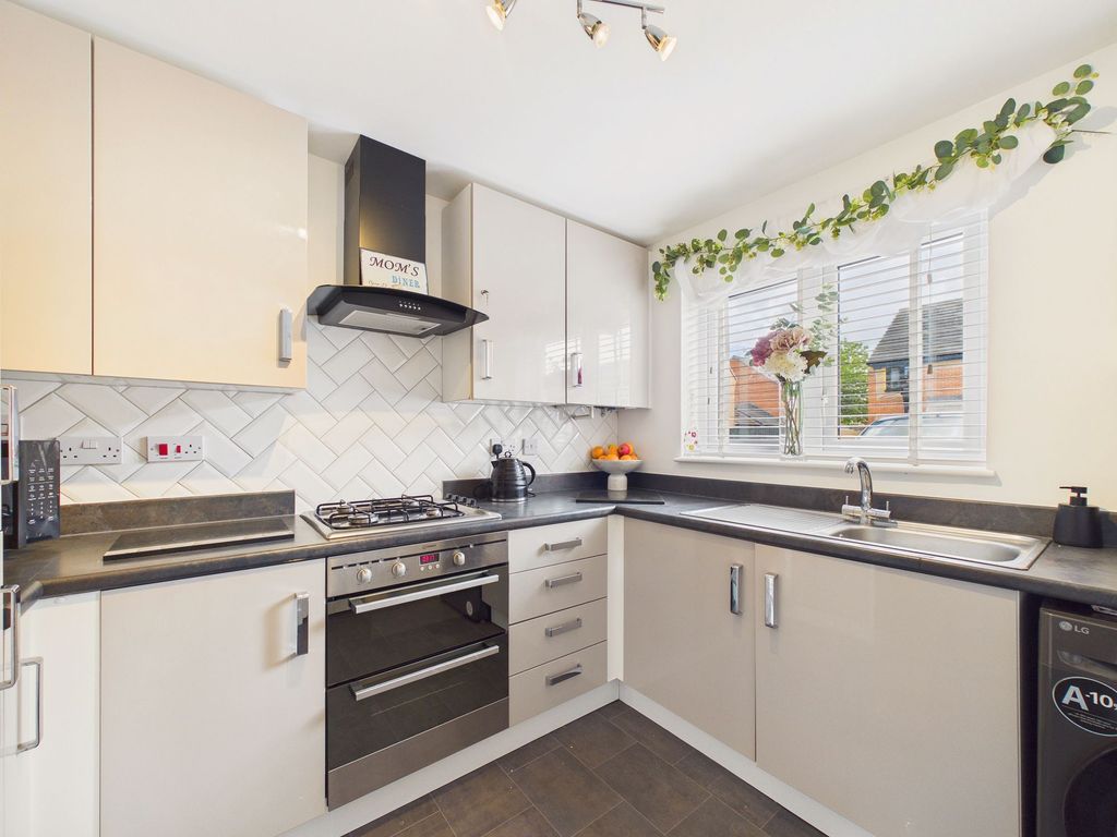 Property photo 3 of 10 Kitchen