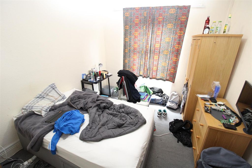 Property photo 3 of 5 Bright Bedroom With Double Bed And Ample Storage...