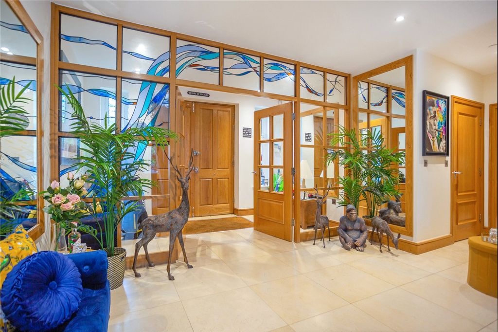 Property photo 2 of 19 Entrance Hall