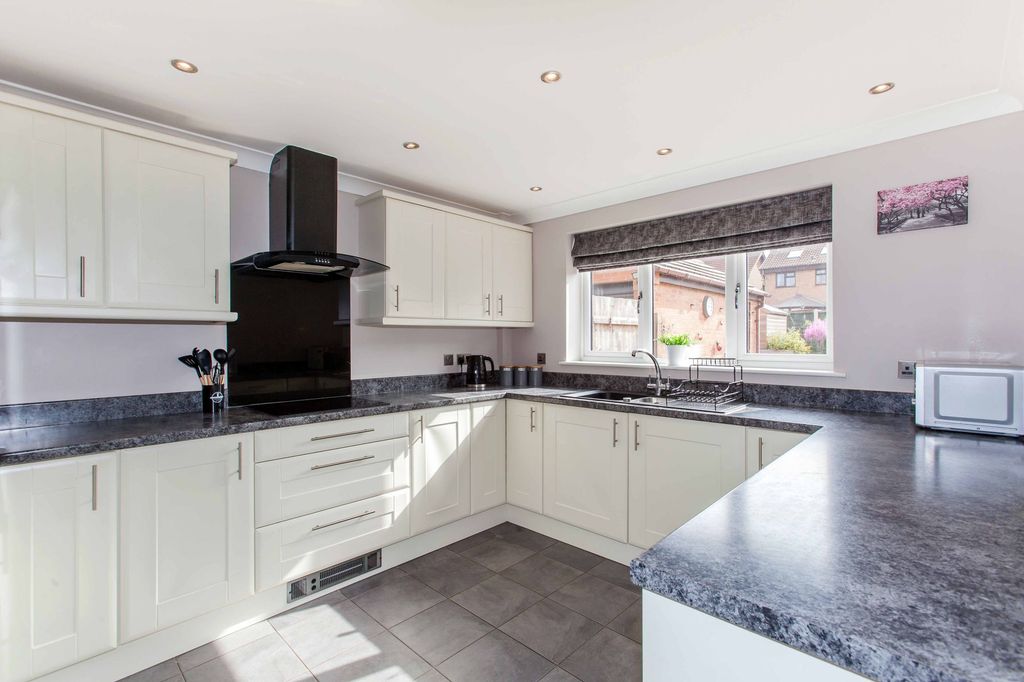 Property photo 2 of 40